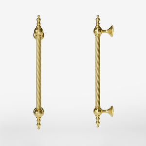 Brass pull handle with a twisted shaft, classic and elegant design, ideal for exclusive entrances by Ghidini 1849 - Finish: OLV Polished Brass
