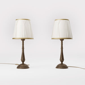Classic brass table lamp with ivory fabric shade and decorative trims, round base and turned stem by Ghidini 1849 - Dimension/Finish: Medium / OAS Antique Brass