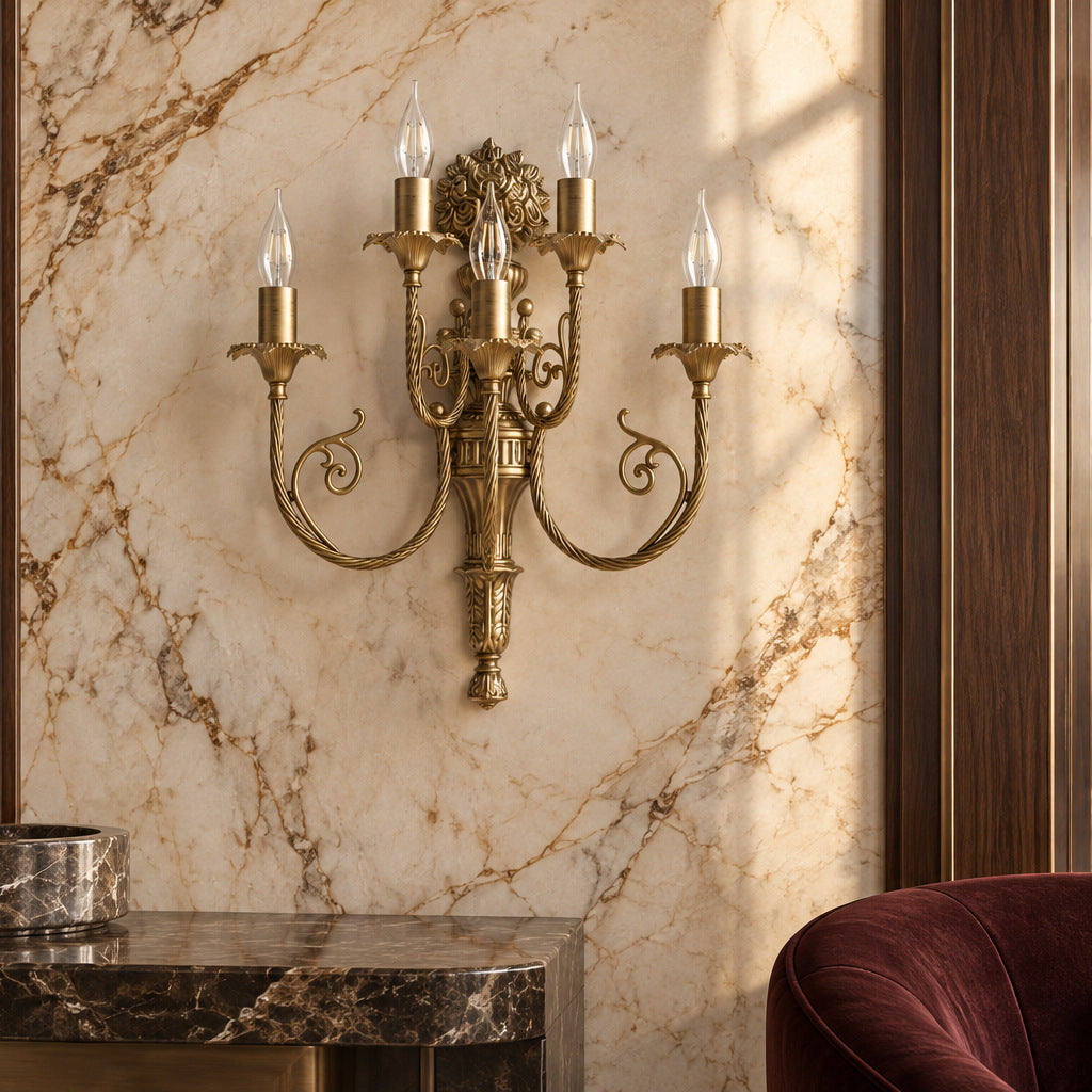 Fünfarmige Wandleuchte aus bronzefarbenem Messing an einer Marmorwand in einer Hotellounge