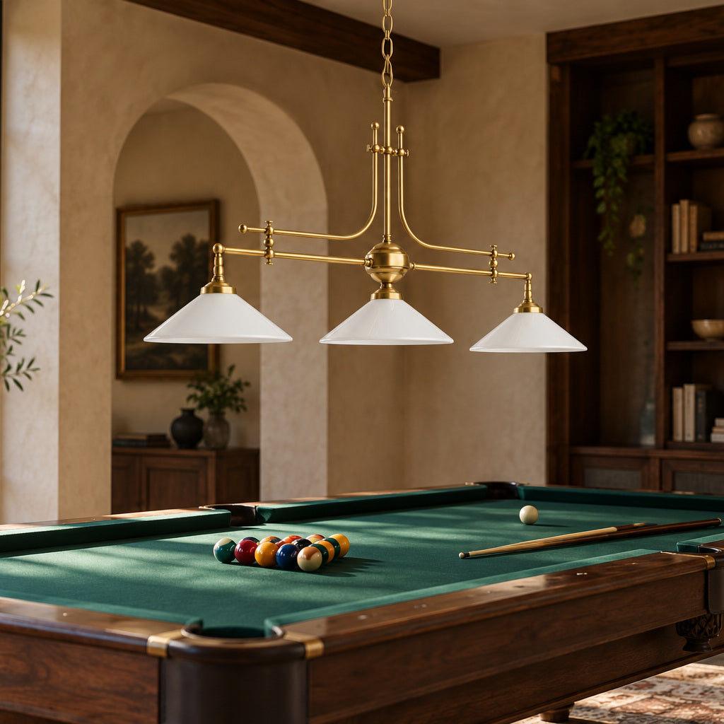 Suspension Billiards en laiton à trois abat-jour coniques blancs, au-dessus d’un billard à tapis vert.