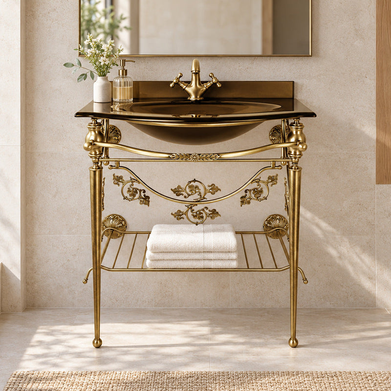 Penelope-Konsole in Satin Bronze mit bronzefarbenem Glasbecken und gefalteten elfenbeinfarbenen Handtüchern auf der unteren Ablage in einem Badezimmer mit Kalkstein