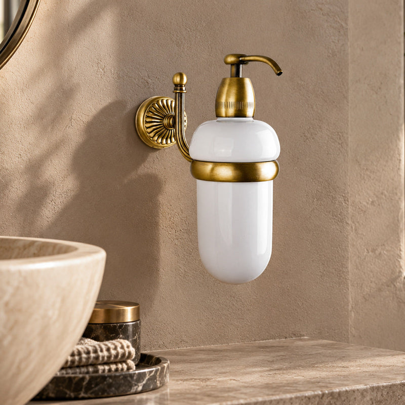 Distributeur de savon mural Dafne avec fixation en laiton rayonnante près d’un lavabo.