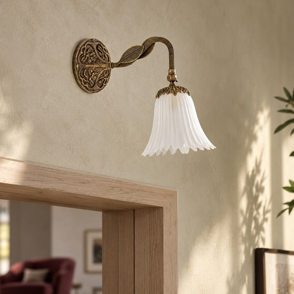 Applique Dalida in ottone anticato con campana in vetro bianco dal bordo ondulato in un salotto contemporaneo.
