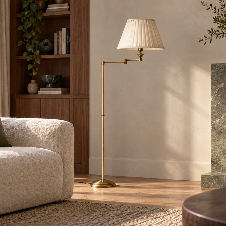 Lampadaire ELEGANT en laiton bronze satiné, abat-jour plissé ivoire, près d’un canapé et d’une cheminée en marbre vert