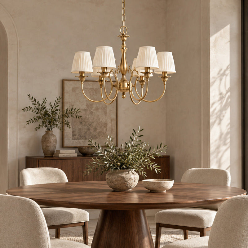 Lustre Ginevra à six abat-jour ivoire plissés au-dessus d’une table en noyer dans une salle à manger contemporaine