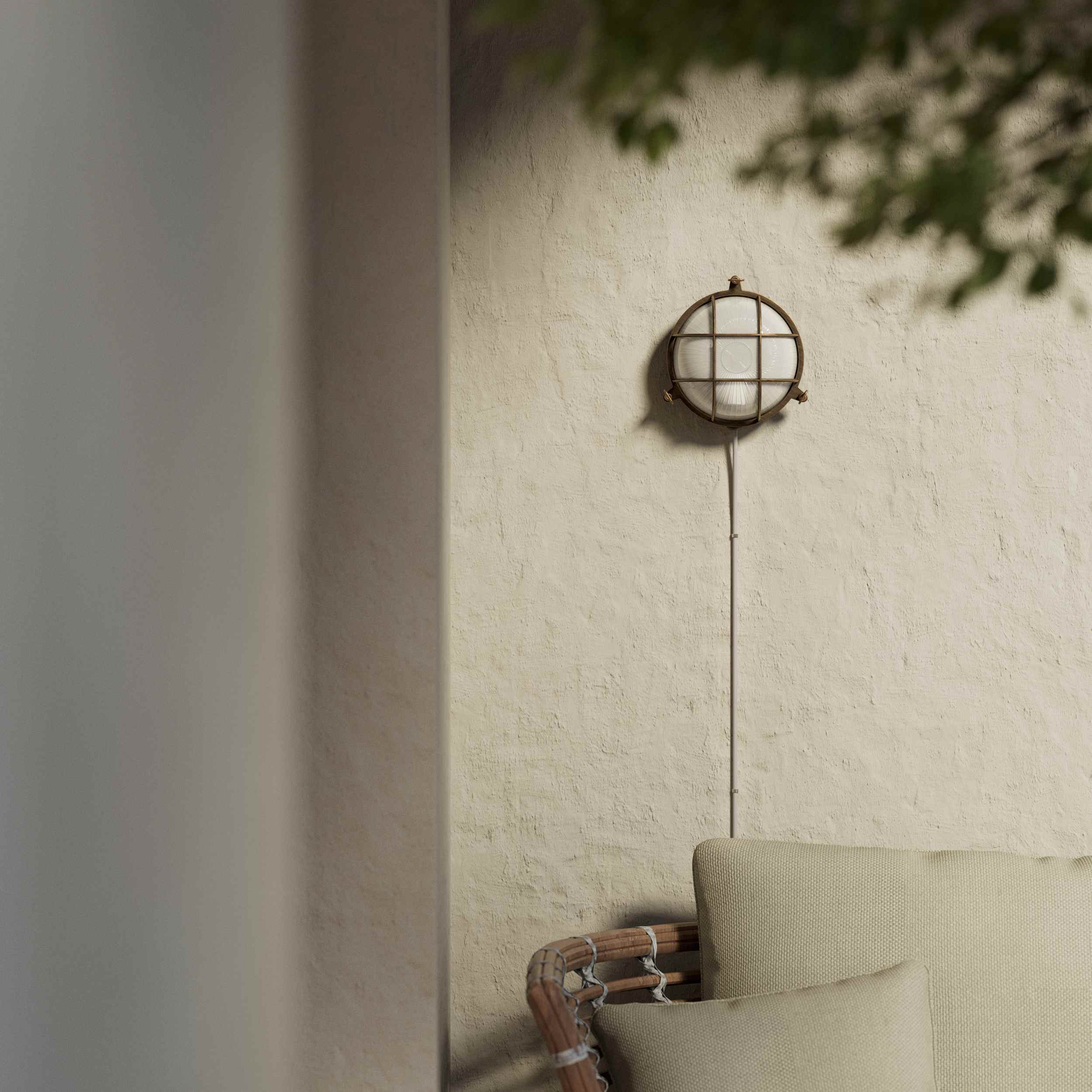 Round outdoor wall lamp in brass with protective grid and glass, marine style for outdoor lighting by Ghidini 1849 - Finish: OBM Bronze Satin Matt Brass