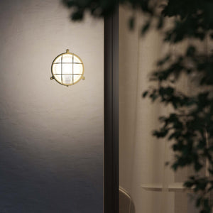 Round outdoor wall lamp in brass with protective grid and glass, marine style for outdoor lighting by Ghidini 1849 - Finish: OLV Polished Brass
