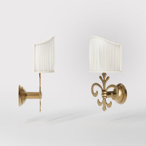 Baroque brass wall lamp with fleur-de-lis motif and decorative scrolls, ivory pleated shade, elegant classic style Made in Italy - Finish: OBS Bronze Satin Brass