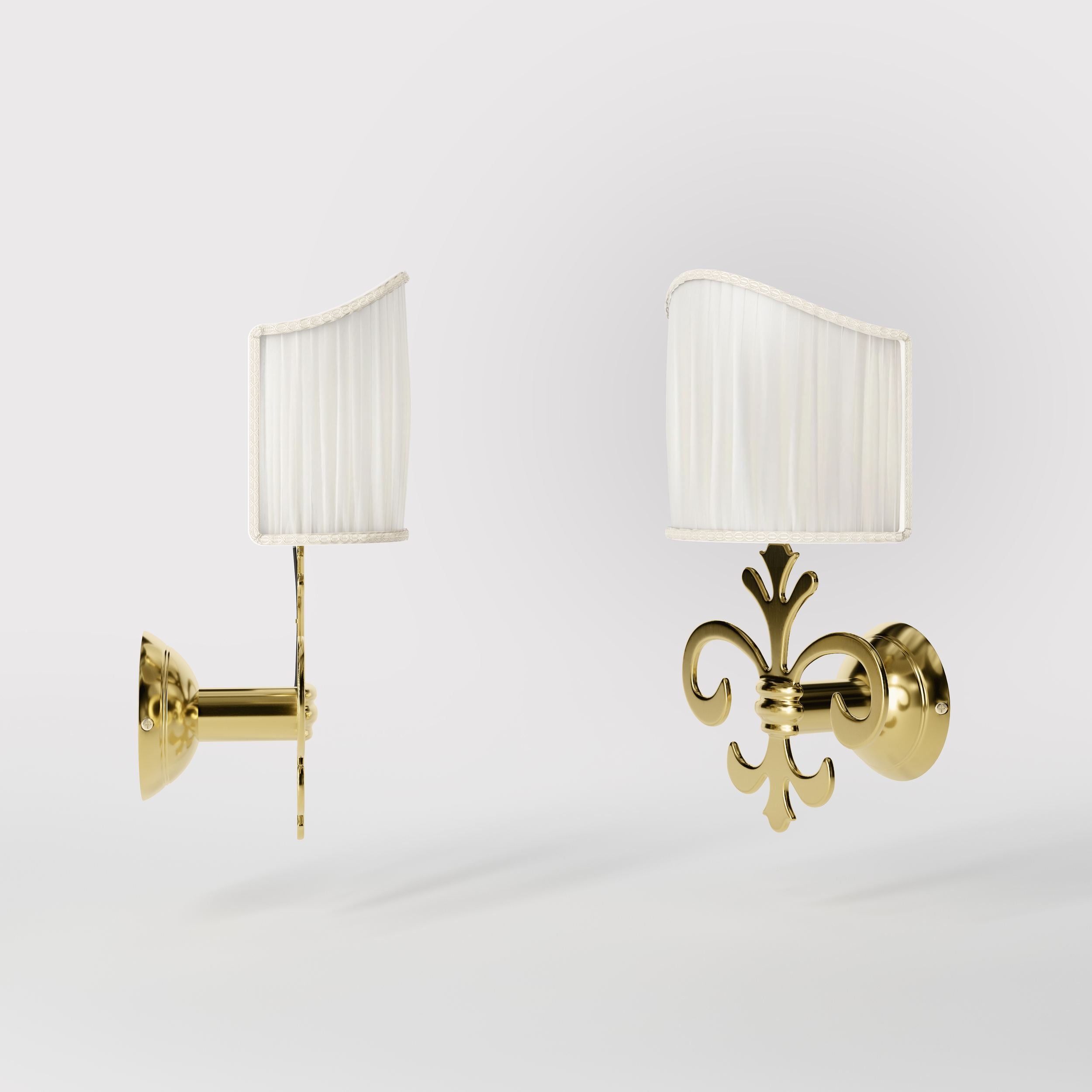 Baroque brass wall lamp with fleur-de-lis motif and decorative scrolls, ivory pleated shade, elegant classic style Made in Italy - Finish: OLV Polished Brass