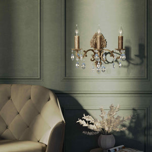 Baroque brass wall lamp with three lights and crystal pendants by Ghidini 1849 - Finish: OAS Antique Brass
