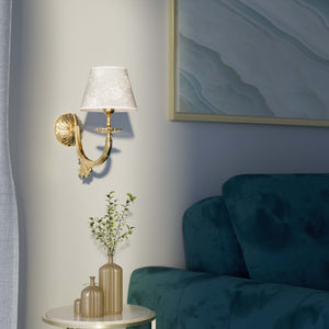 Classical brass wall lamp with decorated white fabric shade, curved arm and ornamental rosette, traditional floral details - Finish: OLV Polished Brass