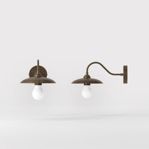 Vintage brass wall lamp with curved arm, ideal for sophisticated interiors by Ghidini 1849 - Finish: OAS Antique Brass