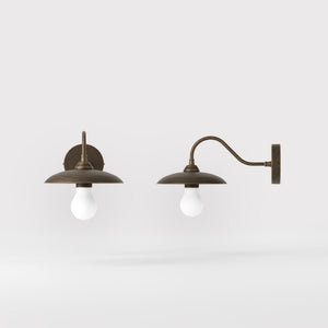 Vintage brass wall lamp with curved arm, ideal for sophisticated interiors by Ghidini 1849 - Finish: OBM Bronze Satin Matt Brass