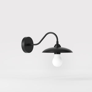 Vintage brass wall lamp with curved arm, ideal for sophisticated interiors by Ghidini 1849 - Finish: ONO Matt Black