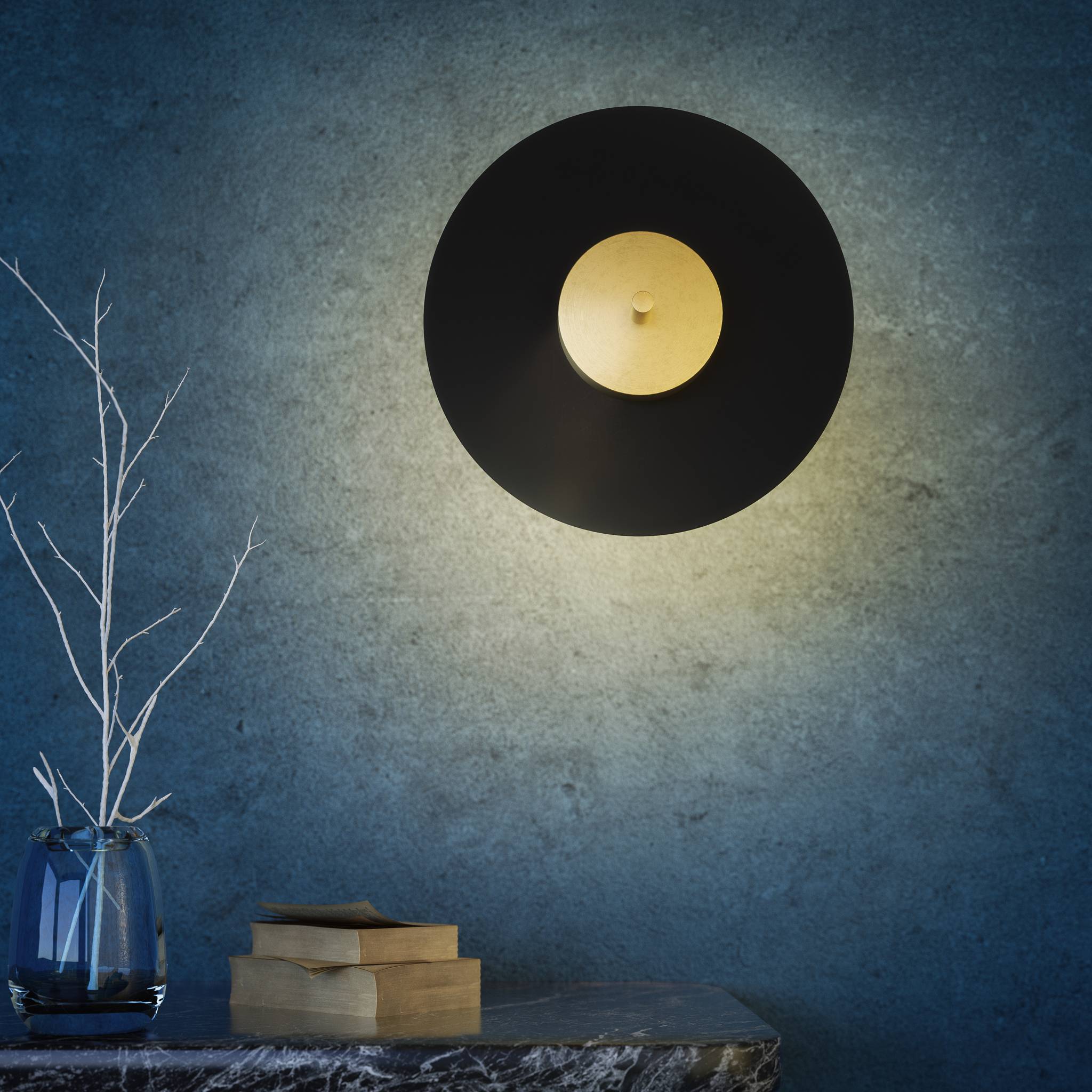 Wall lamp in brass and iron with an adjustable black vinyl-style disc, minimalist design for modern interiors by Ghidini 1849 - Finish: OBV Bronze Satin Light Brass