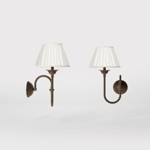 Classic brass wall lamp with curved arm and ivory pleated shade, design inspired by musical instruments Made in Italy by Ghidini 1849 - Finish: OAS Antique Brass