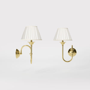 Classic brass wall lamp with curved arm and ivory pleated shade, design inspired by musical instruments Made in Italy by Ghidini 1849 - Finish: OLV Polished Brass
