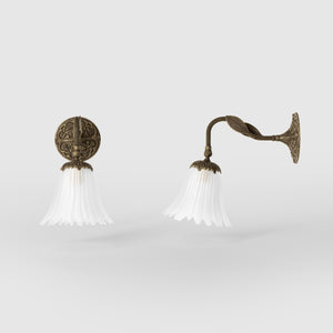 Brass wall lamp with curved arm and floral-shaped frosted glass shade by Ghidini 1849 - Finish: OAS Antique Brass