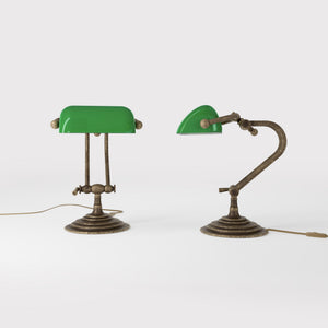 Mini banker's lamp with green glass shade and compact adjustable brass structure with dual joints and pull chain by Ghidini 1849 - Finish: OAS Antique Brass