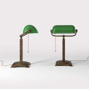 Executive library lamp with green glass shade and brass structure, decorative geometric base and golden pull chain by Ghidini 1849 - Finish: OAS Antique Brass