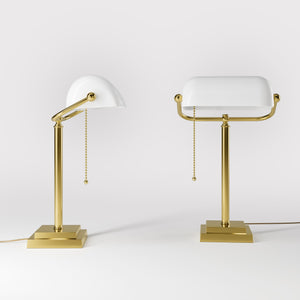 Banker's desk lamp with white glass shade and brass structure, geometric base and golden pull chain for operation by Ghidini 1849 - Finish: OLV Polished Brass