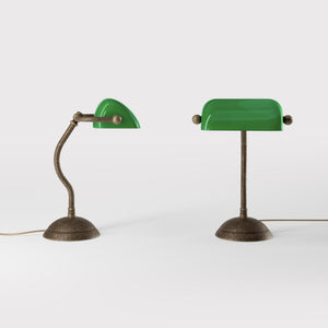 Mini banker's lamp with green glass shade and curved stem, domed brass base, compact design by Ghidini 1849 - Finish: OAS Antique Brass