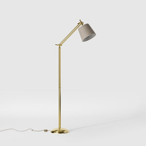 Classic brass floor lamp with ribbed stem, adjustable double joint and grey linen-effect fabric shade Made in Italy by Ghidini 1849 - Finish: OLV Polished Brass