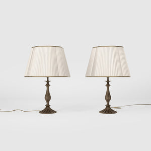 Classic brass table lamp with ivory pleated shade, shaped base and elegant decorations, Petalo collection Made in Italy by Ghidini 1849 - Finish: OAS Antique Brass