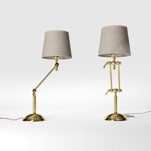 Classic brass table lamp with fluted stem adjustable double joint and grey linen-effect fabric shade Made in Italy by Ghidini 1849 - Finish: OLV Polished Brass