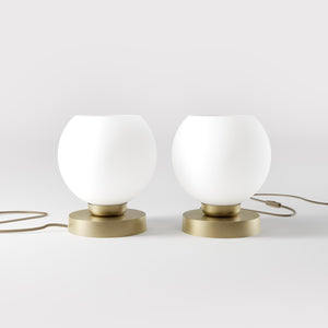 Brass table lamp with frosted glass globe, minimalist and elegant design, ideal for refined interiors - Finish: OBV Bronze Satin Light Brass