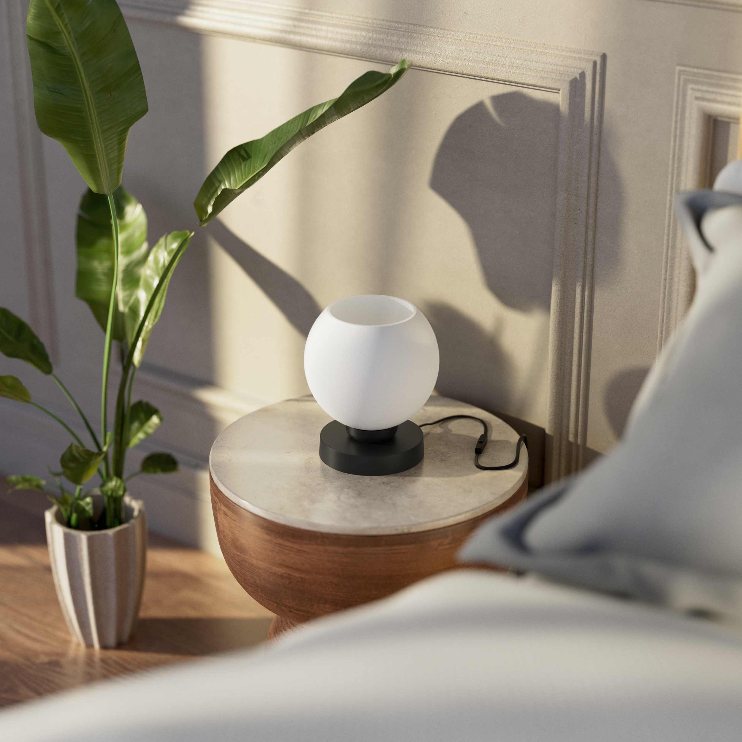 Brass table lamp with frosted glass globe, minimalist and elegant design, ideal for refined interiors - Finish: ONO Matt Black