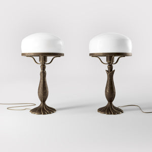 Art Deco table lamp with glossy white mushroom glass shade, sculpted brass base with undulating motifs, Italian design by Ghidini 1849 - Finish: OAS Antique Brass