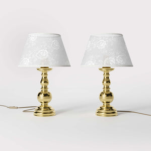 Brass table lamp with turned base and embroidered ivory fabric shade, classic design for interior lighting - Finish: OLV Polished Brass