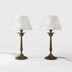 Classic brass table lamp with white fabric shade decorated with floral patterns, sculpted base with decorative elements by Ghidini 1849 - Finish: OAS Antique Brass
