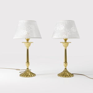 Classic brass table lamp with white fabric shade decorated with floral patterns, sculpted base with decorative elements by Ghidini 1849 - Finish: OLV Polished Brass
