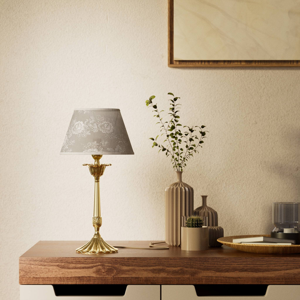 Classic brass table lamp with white fabric shade decorated with floral patterns, sculpted base with decorative elements by Ghidini 1849 - Finish: OLV Polished Brass