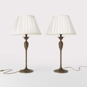Liberty style table lamp Simona collection with decorated brass base featuring floral motifs and pleated ivory white fabric lampshade by Ghidini 1849 - Finish: OAS Antique Brass