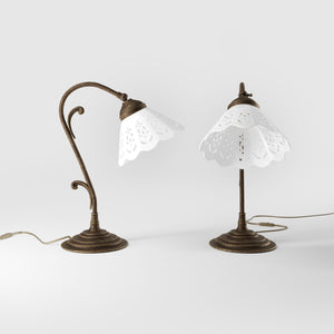 Art Nouveau table lamp with white pierced ceramic shade and decorative curved adjustable brass arm structure by Ghidini 1849 - Finish: OAS Antique Brass