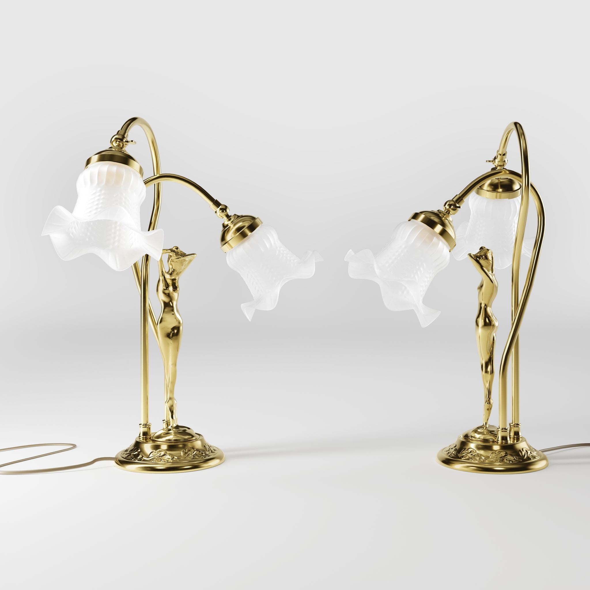 Art Nouveau table lamp in brass with sculptural female figure and two wavy frosted glass shades, decorated base by Ghidini 1849 - Finish: OLV Polished Brass