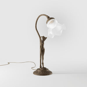 Liberty table lamp in brass with sculptural female figure and wavy frosted glass shade, base decorated with floral motifs by Ghidini 1849 - Finish: OAS Antique Brass