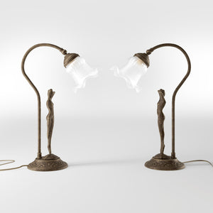 Liberty table lamp in brass with sculptural female figure and wavy frosted glass shade, base decorated with floral motifs by Ghidini 1849 - Finish: OAS Antique Brass