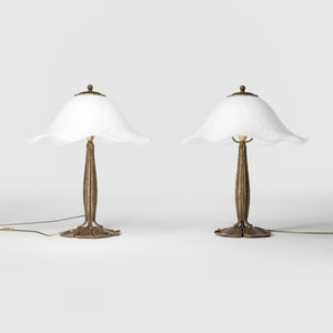 Brass table lamp with floral frosted glass shade and wood base by Ghidini 1849 - Finish: OAS Antique Brass