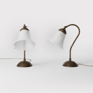 Table lamp with adjustable brass arm and wavy frosted glass shade, round base, classic Italian design by Ghidini 1849 - Finish: OAS Antique Brass