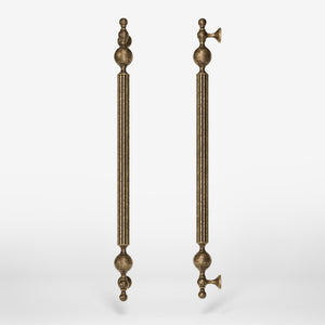 Brass pull handle with fluted structure and ornate finials, single or double installation, ideal for classic doors by Ghidini 1849 - Finish: OAS Antique Brass