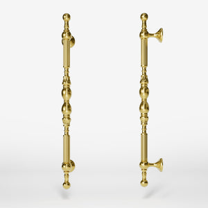 Brass pull handle with sculpted details and neoclassical design, ideal for prestigious doors by Ghidini 1849 - Finish: OLV Polished Brass