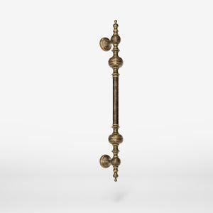 Brass pull handle with sculpted details and elegant proportions, ideal for refined doors by Ghidini 1849 - Finish: OAS Antique Brass