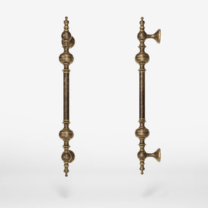 Brass pull handle with sculpted details and elegant proportions, ideal for refined doors by Ghidini 1849 - Finish: OAS Antique Brass