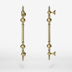 Brass pull handle with sculpted details and elegant proportions, ideal for refined doors by Ghidini 1849 - Finish: OBV Bronze Satin Light Brass