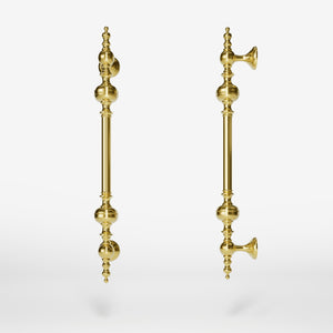 Brass pull handle with sculpted details and elegant proportions, ideal for refined doors by Ghidini 1849 - Finish: OLV Polished Brass