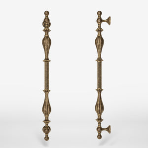 Brass pull handle with refined lines and sculpted details, suitable for single or bilateral installation on classic doors by Ghidini 1849 - Finish: OAS Antique Brass